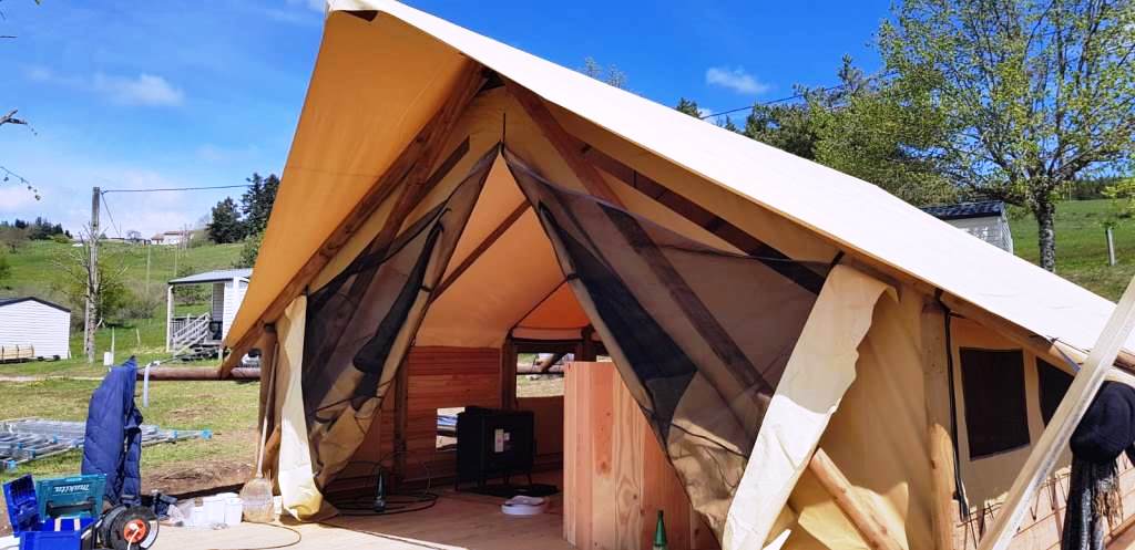 Camping : construction de la tente lodge · Lalouvesc